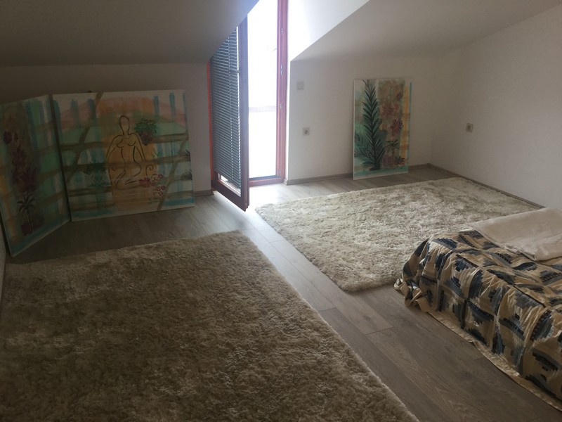 Utsikt över ett av sovrummen på vinden.