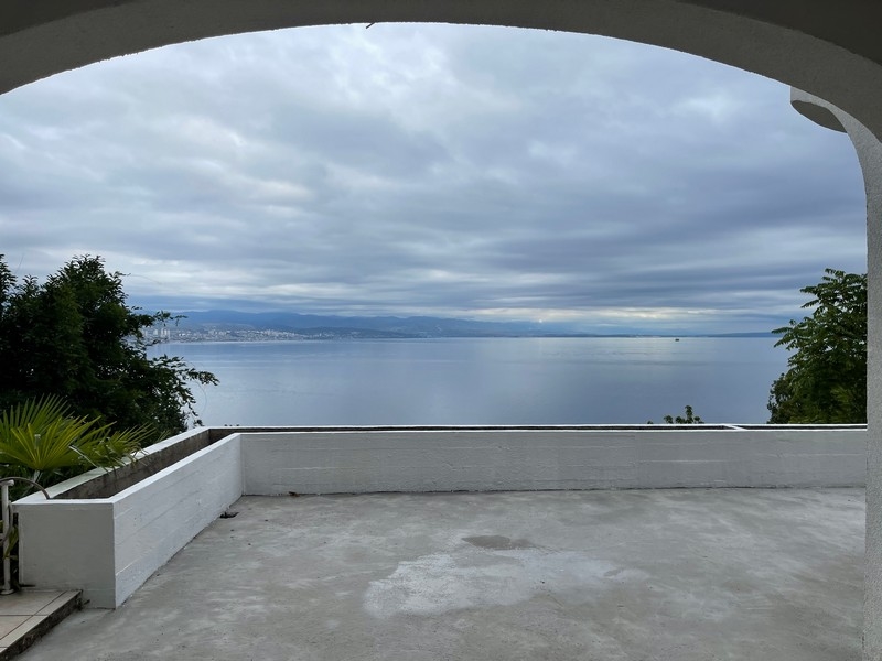 Lägenhet med stor terrass och havsutsikt i Opatija, Kroatien.