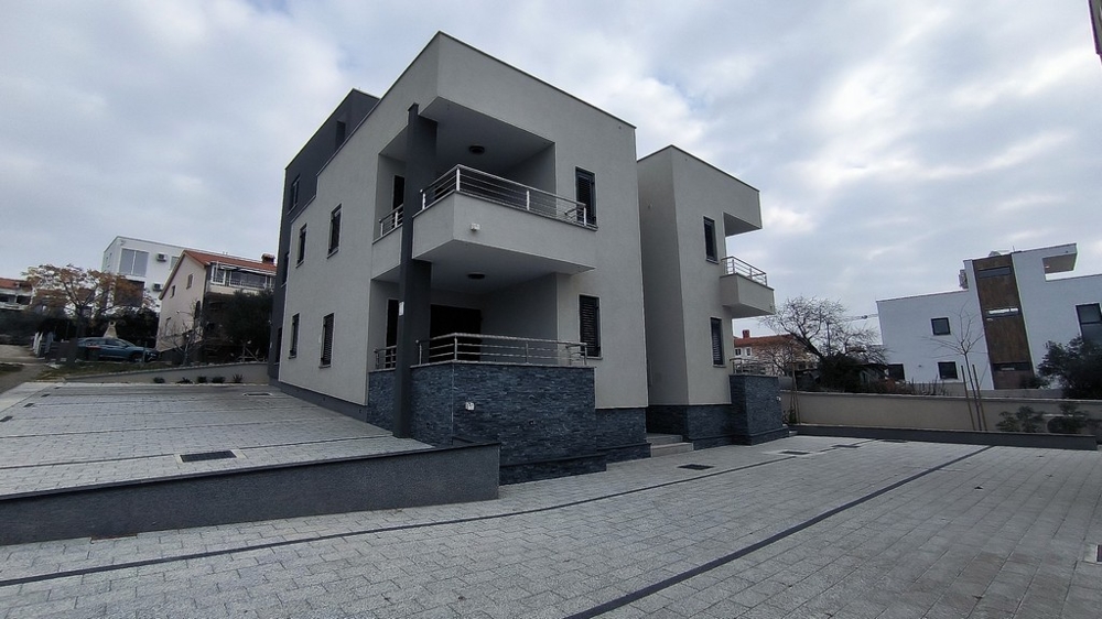 Framifrån av bostadshuset där lägenheterna A2772 ligger på första och andra våningen.