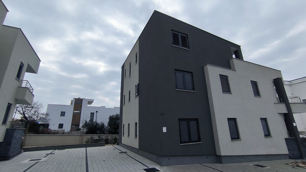 Vy över den nya byggnaden (2022) i Kozino med ID A2772.