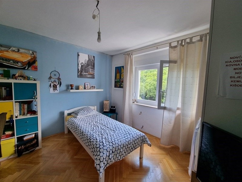 Ett mysigt sovrum med en enkelsäng.