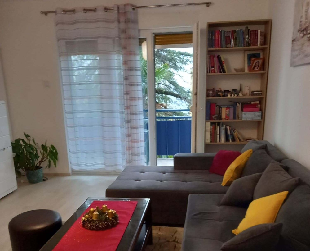 En titt in i vardagsrummet i lägenheten. I Rijeka, som är till salu.