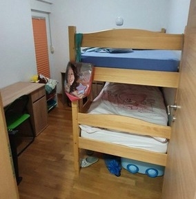 Våningssäng i fastighetens andra sovrum.