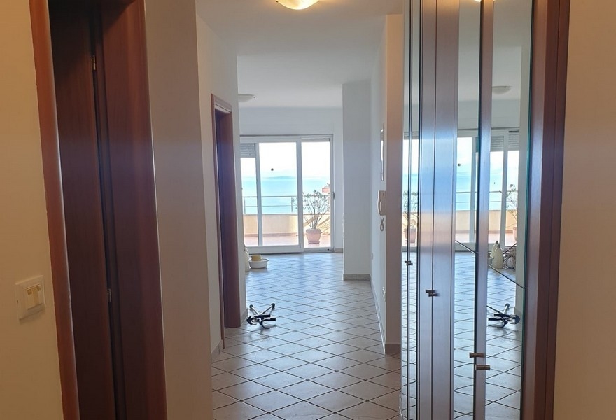 Utsikt från entrén till vardagsrummet i fastigheten.