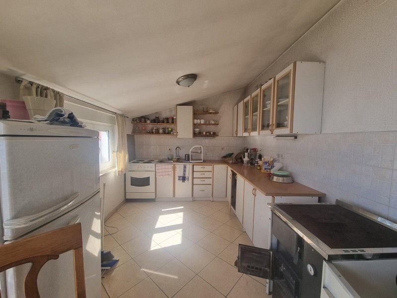 Kök och matplats i lägenhet A2799, Kroatien.