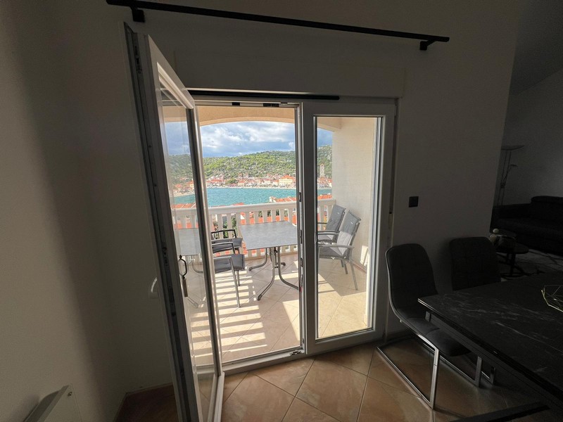 Utsikt över den rymliga och täckta terrassen i lägenhet A2803.