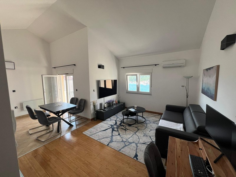 Vardagsrum och matplats i fastighet A2803 i Tisno, Kroatien - Panorama Scouting.