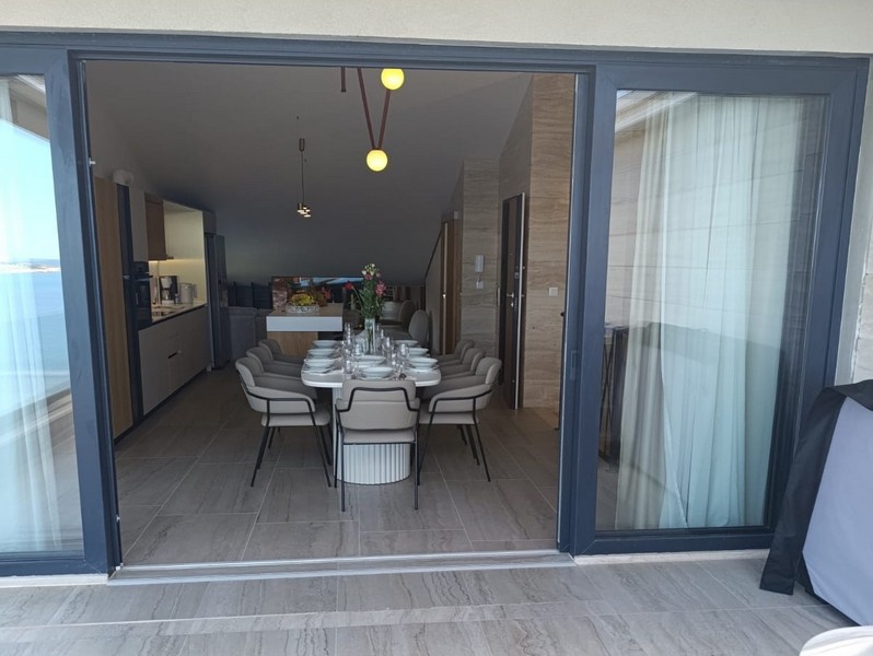 Utsikt över den moderna terrassen och havet i Kroatien - Panorama Scouting.