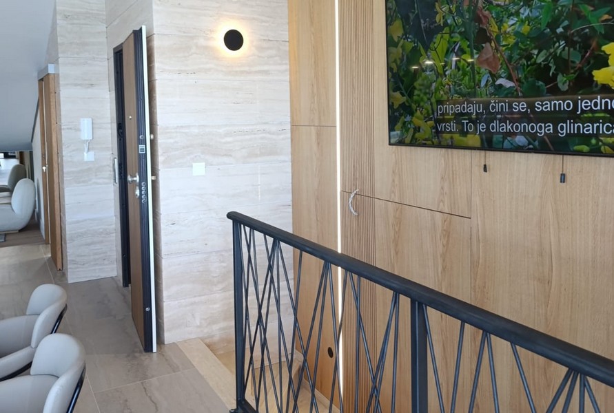 Terrass och utsikt över interiören.