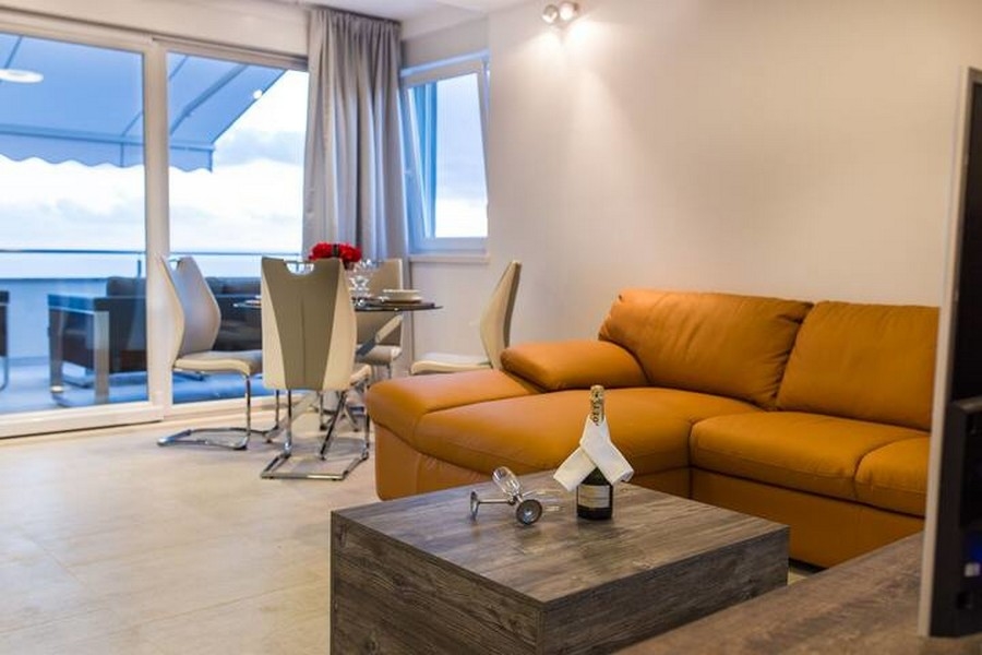 Vardagsrum och utsikt över den vackert designade terrassen.