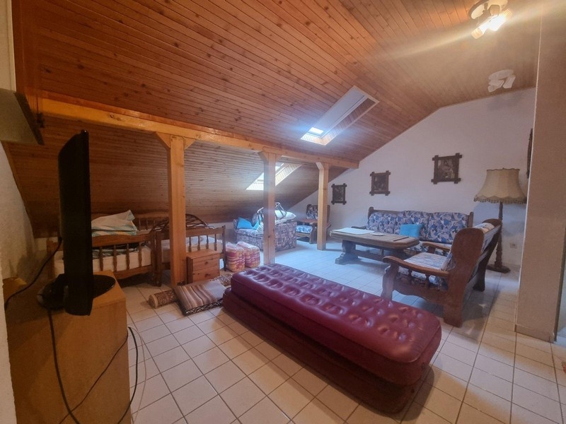 Vardagsrum på vinden i fastighet A2817 i Novi Vinodolski-regionen, Kroatien.