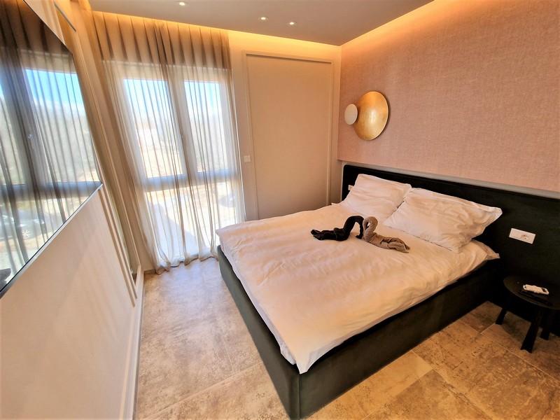 Dubbelsäng i sovrummet.