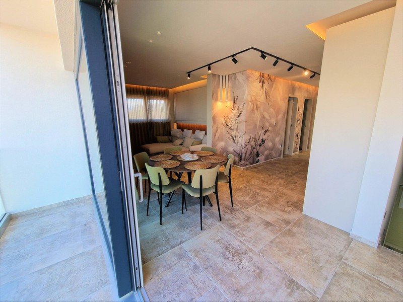 Vardagsrum med höga fönster.