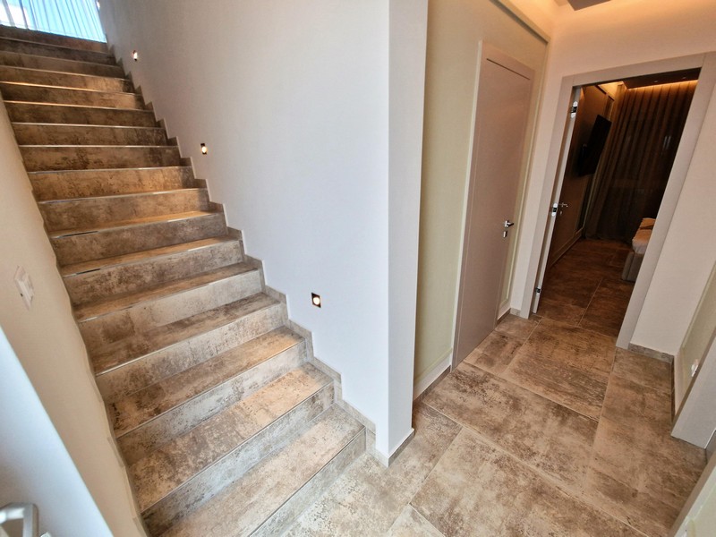 Matplats och utsikt över vardagsrummet.