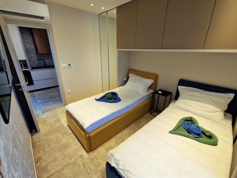 Sovrum med två enkelsängar.