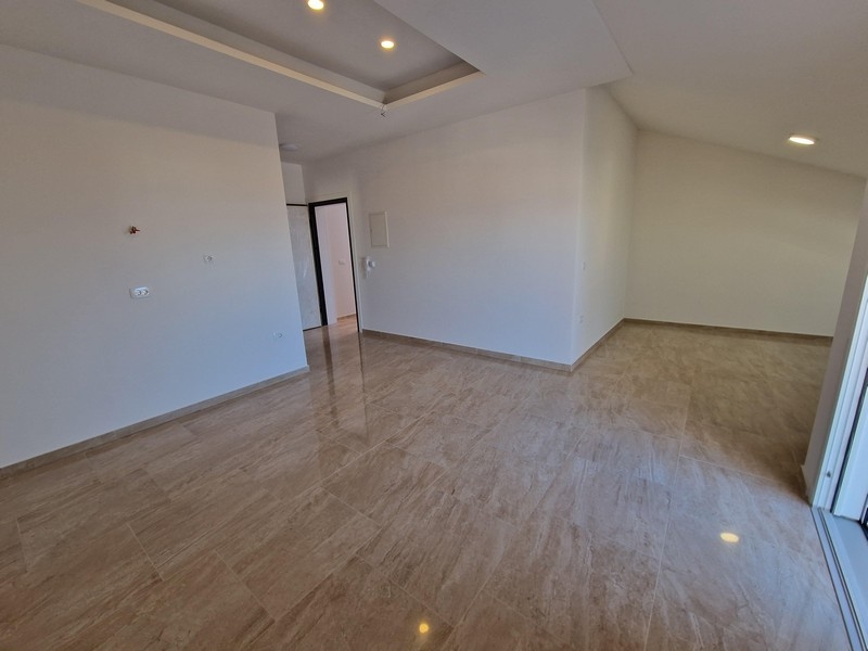 Ljus boyta på fastighet A2833 i Njivice, Kroatien - Panorama Scouting.