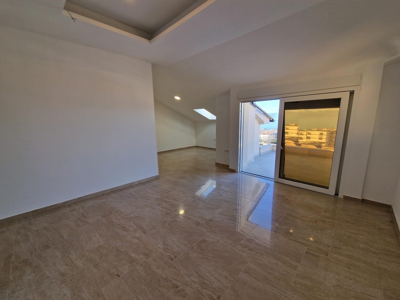 Vardagsrum med tillgång till terrassen på fastighet A2833, Njivice, Krk Island, Kroatien.