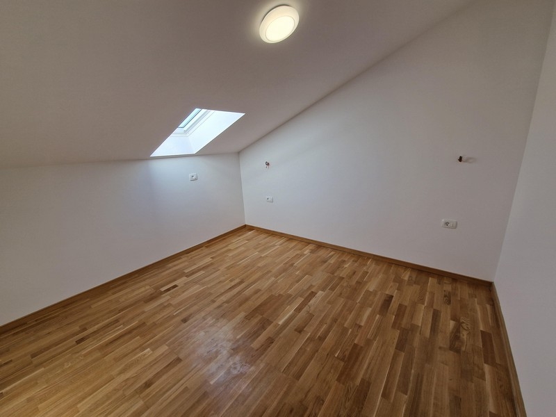 Sovrum med parkettgolv.