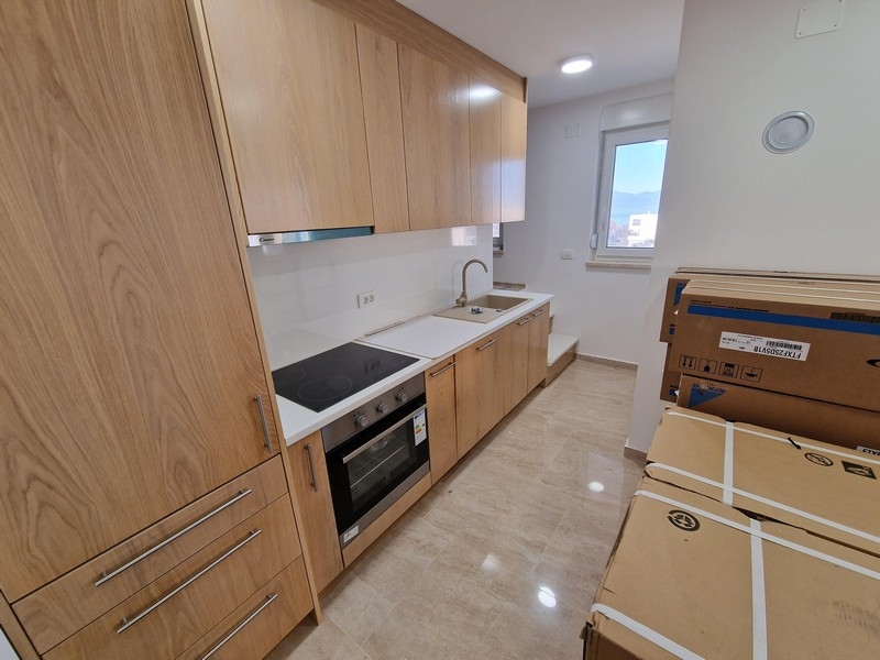 Modernt kök av fastighet A2834, ön Krk i Kroatien.