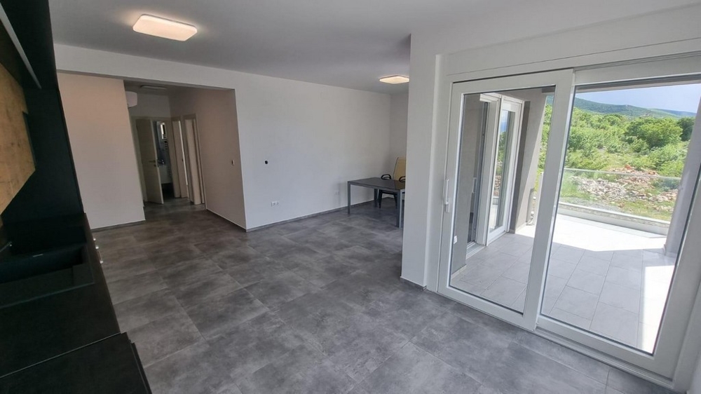 Vardagsrum och tillgång till altan.