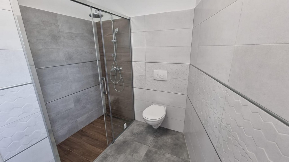 Badrum med modern duschkabin.