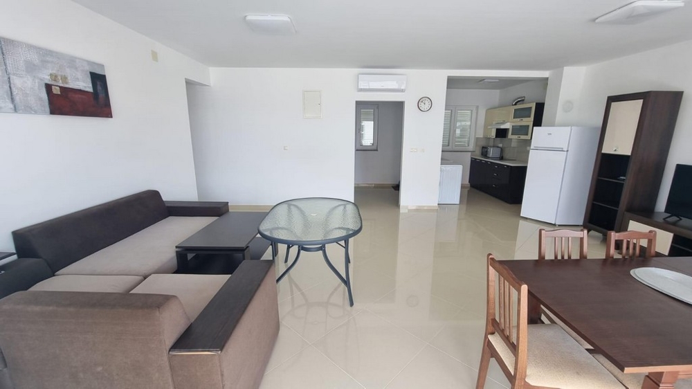 Luftkonditionerat vardagsrum med möbler (delvis).