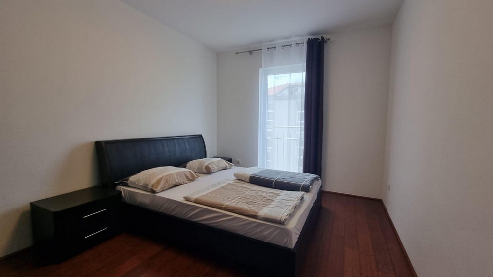 Sovrum med fönster.