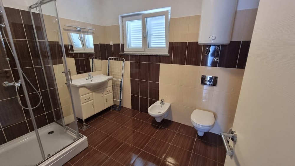 Badrum med fönster.