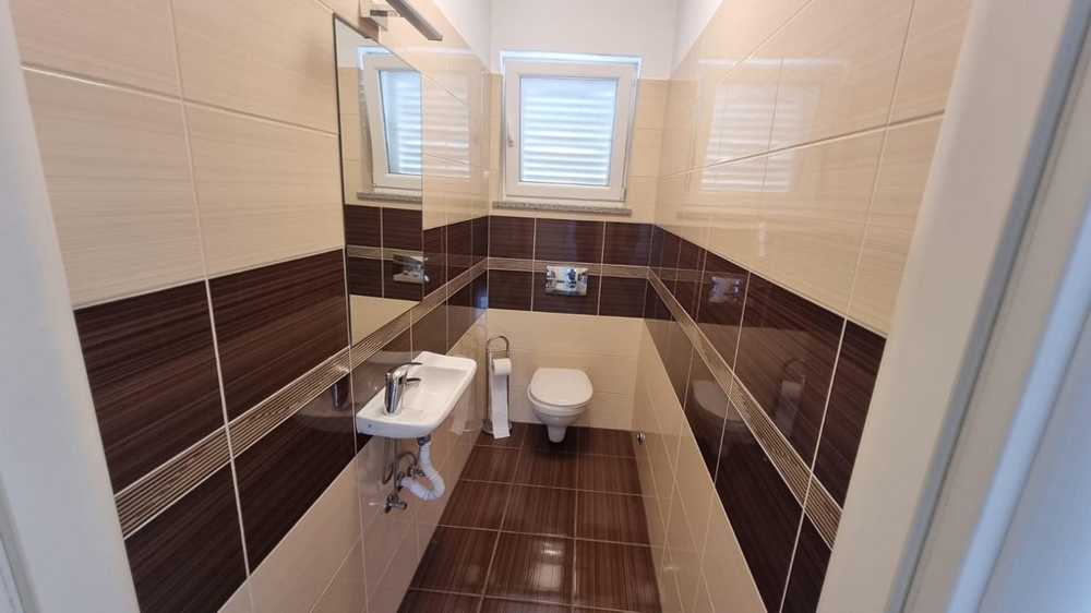 Toalett med fönster.