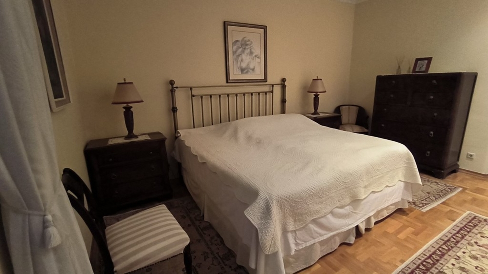 Det större sovrummet har en dubbelsäng.