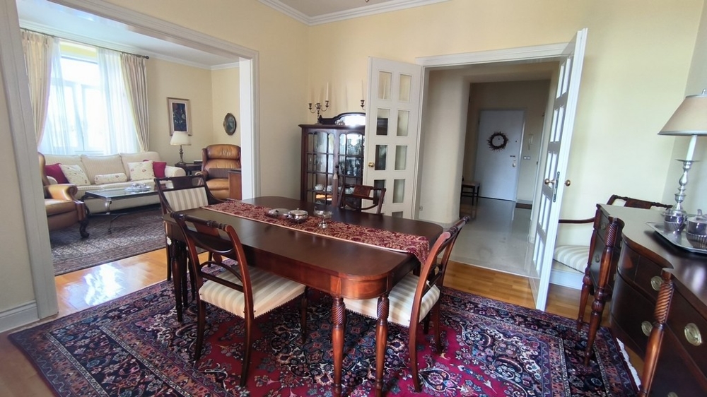 Vardagsrum och matplats i traditionell stil med möbler i herrgårdsstil av hög kvalitet.