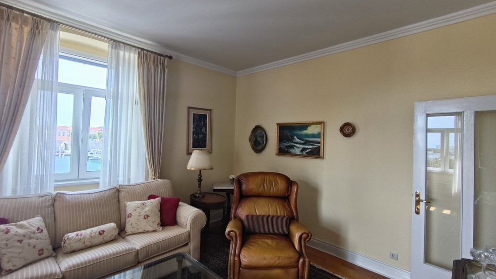 Vardagsrum i herrgårdsstil.