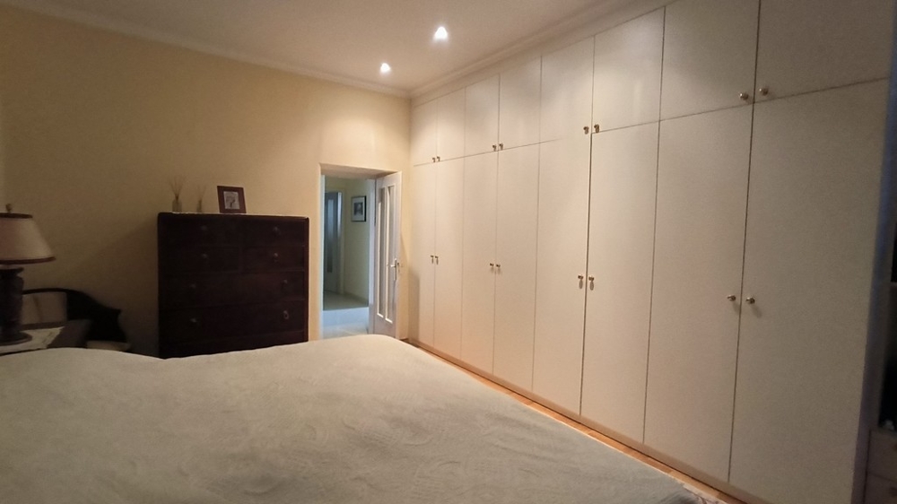 Sovrum med inbyggda garderober.