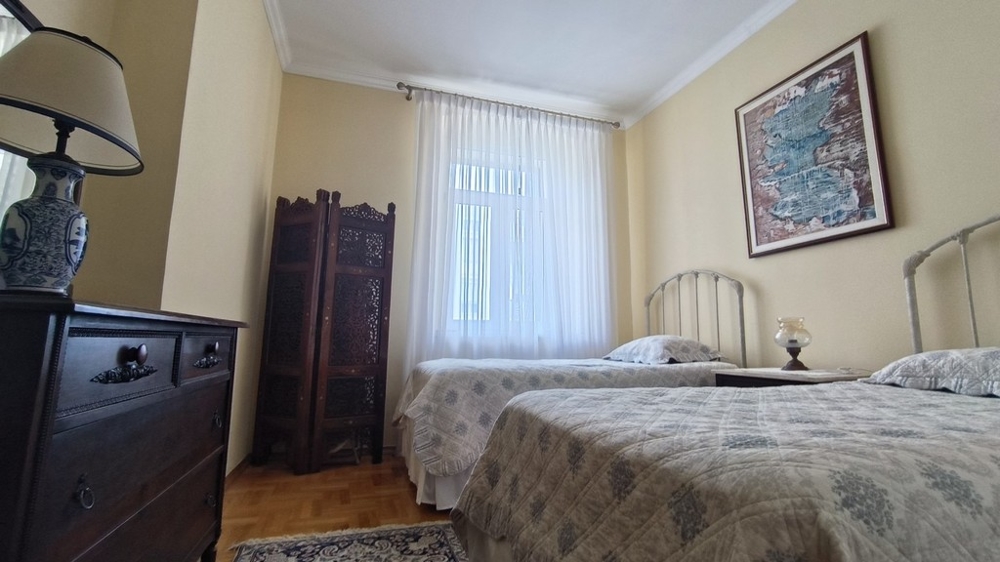 Sovrum med två mindre enkelsängar.