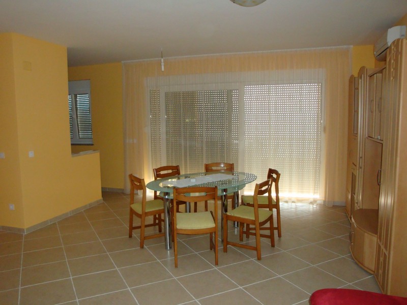 Matplats med utsikt över terrassen.