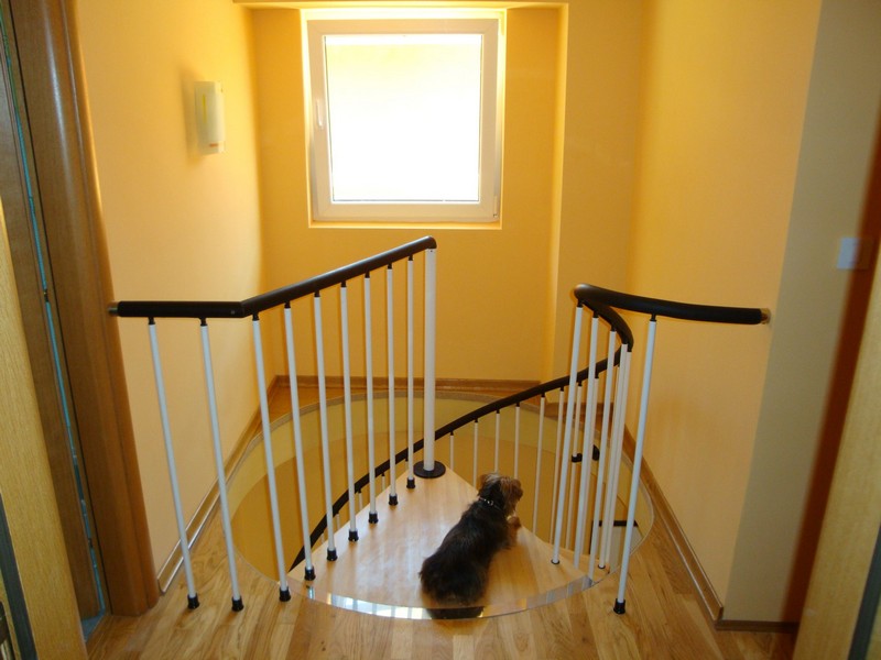 Interna trappor förbinder de två våningarna.