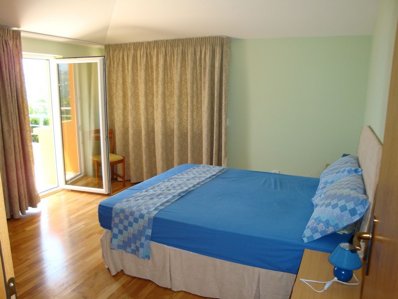 Det andra sovrummet med tillgång till terrassen.