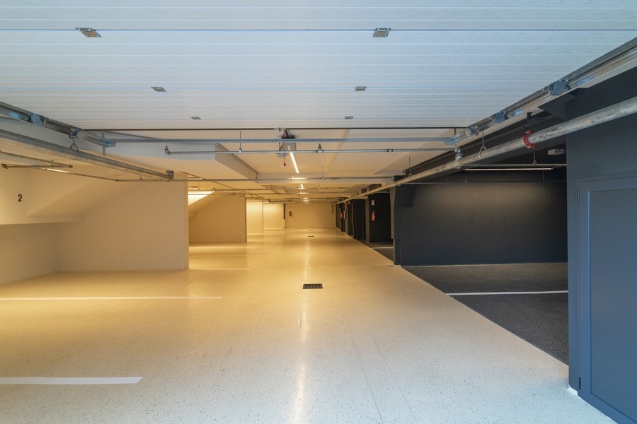 Köp en lägenhet med underjordisk parkering precis vid havet i Opatija