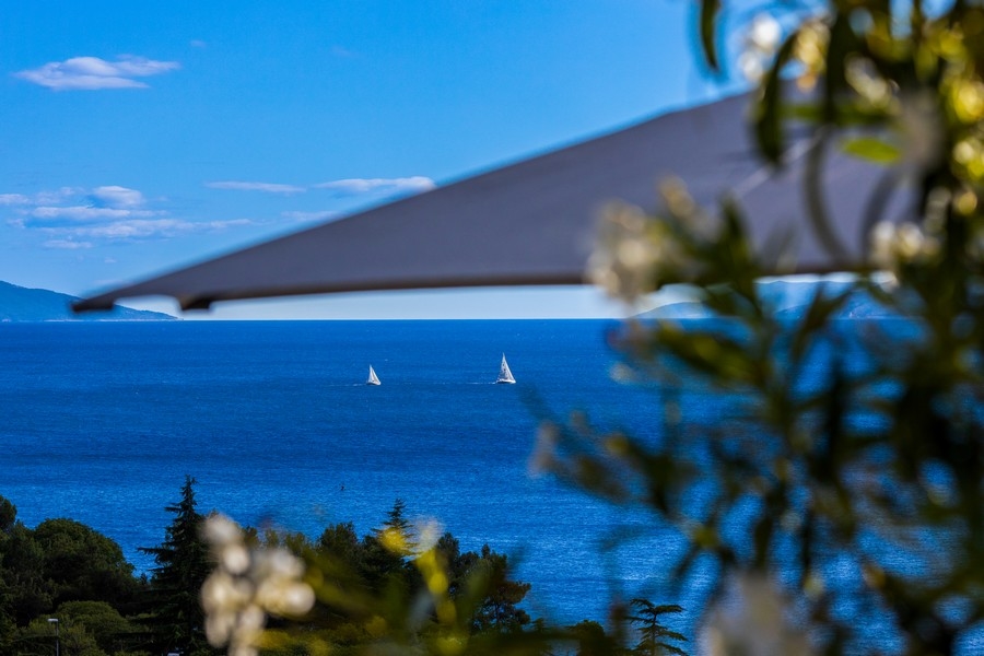 Lägenheter med panoramautsikt över havet direkt vid havet