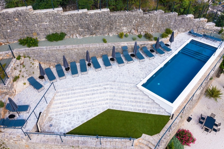 Lägenhet med vaktmästarservice och pool vid havet