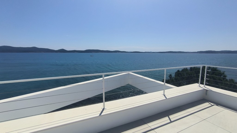 Takterrass med fantastisk utsikt över havet.