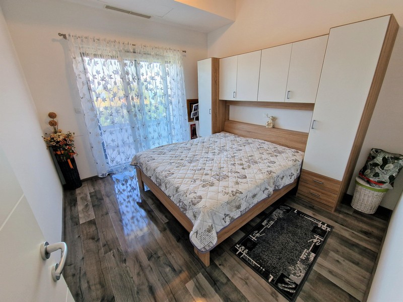 Bekväm sovplats med inbyggd garderob.