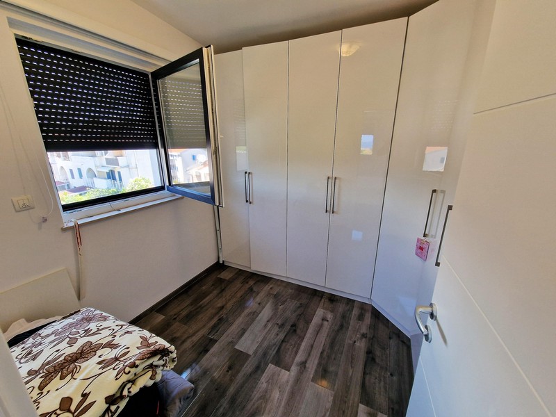 Sovrum med inbyggda garderober.