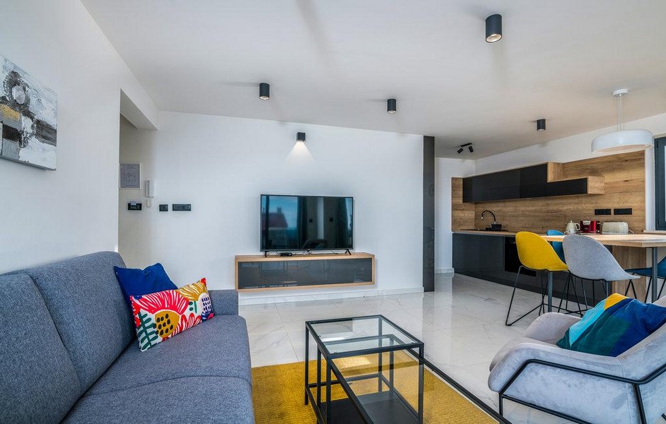 Modernt möblerat vardagsrum i ett attraktivt läge i Punat, Kroatien.