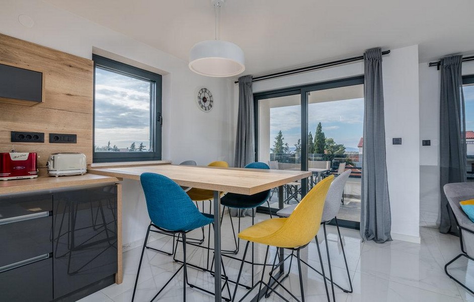 Vardagsrum i fastighet A2903, som är till salu på ön Krk i Kroatien.