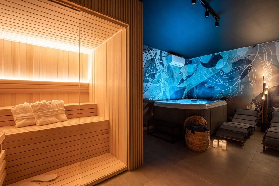 Hälsoavdelning med bastu och bubbelpool.
