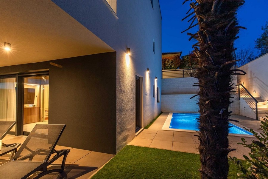 Trädgård och pool samt terrass till lägenhet A2905, Kroatien.