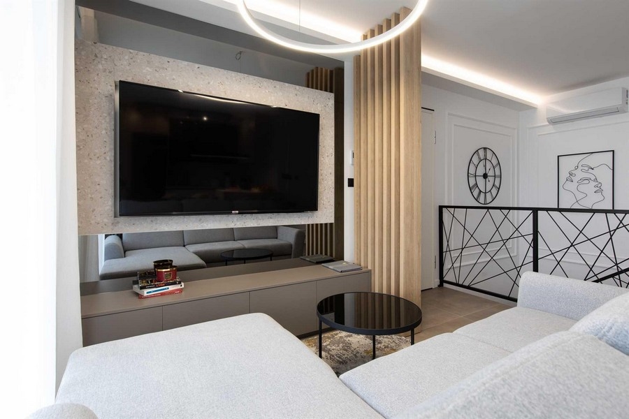 Vardagsrum med stor TV i fastigheten.