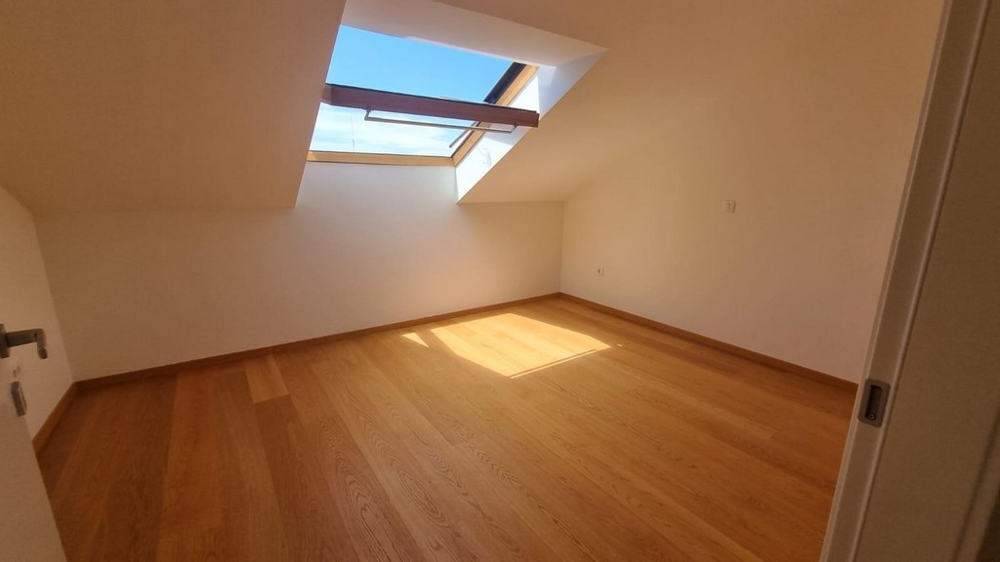 Sovrum med takfönster.