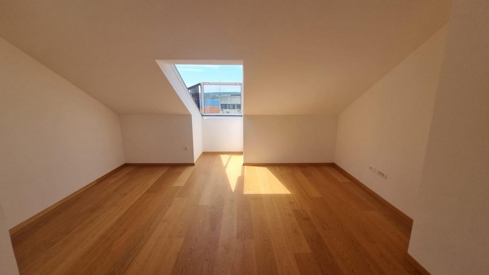 Ljust sovrum med takfönster.